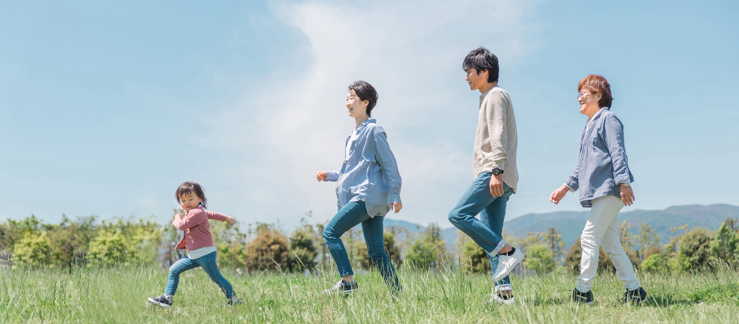 家族が散歩している